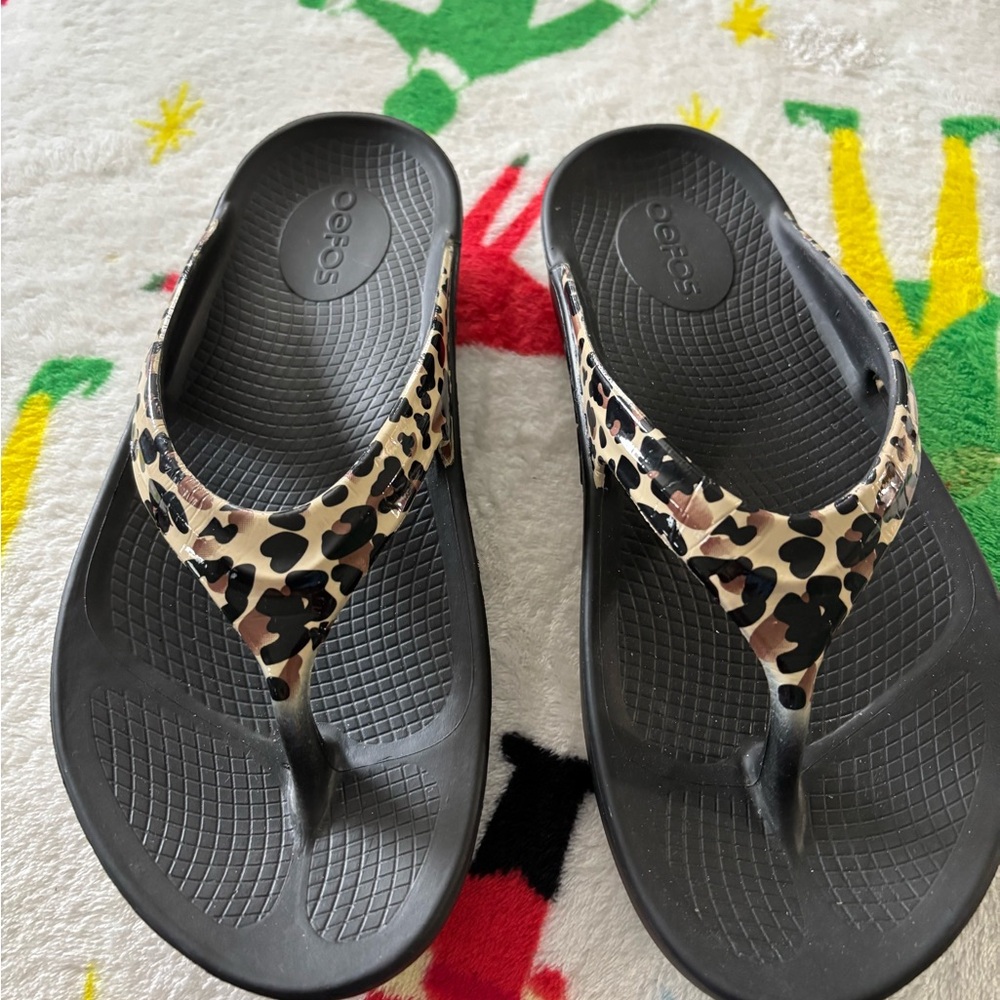 OOFOS Black and Tan Comfort Sandals